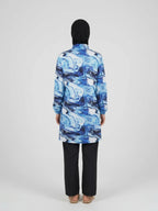 Mermer desenli mavi ve beyaz tonlarında, önü fermuarlı uzun kollu üst ve siyah pantolondan oluşan tam tesettür mayo seti. Modern ve şık yazlık tesettür mayo tasarımı.